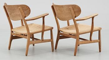 A pair of Hans J Wegner easy chairs by Carl Hansen & Son, Denmark.