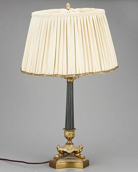 BORDSLAMPA, mässing, senempirestil, 1900-talets första hälft.