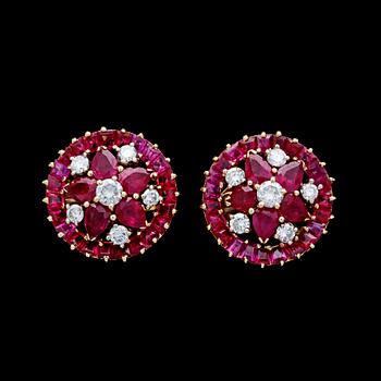 98. EARRINGS, rubies and brilliant cut diamonds.