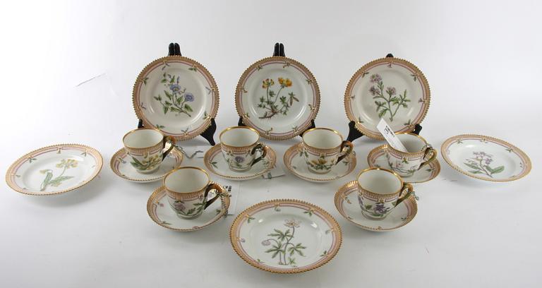 KOPPAR MED FAT samt ASSIETTER, 6+6 st, porslin. Royal Copenhagen "Flora Danica".