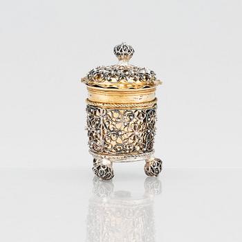Johan Friedrich Straub, miniatyrbägare med lock, förgyllt silver, filigran, Karlstad (1674-1713). Barock.