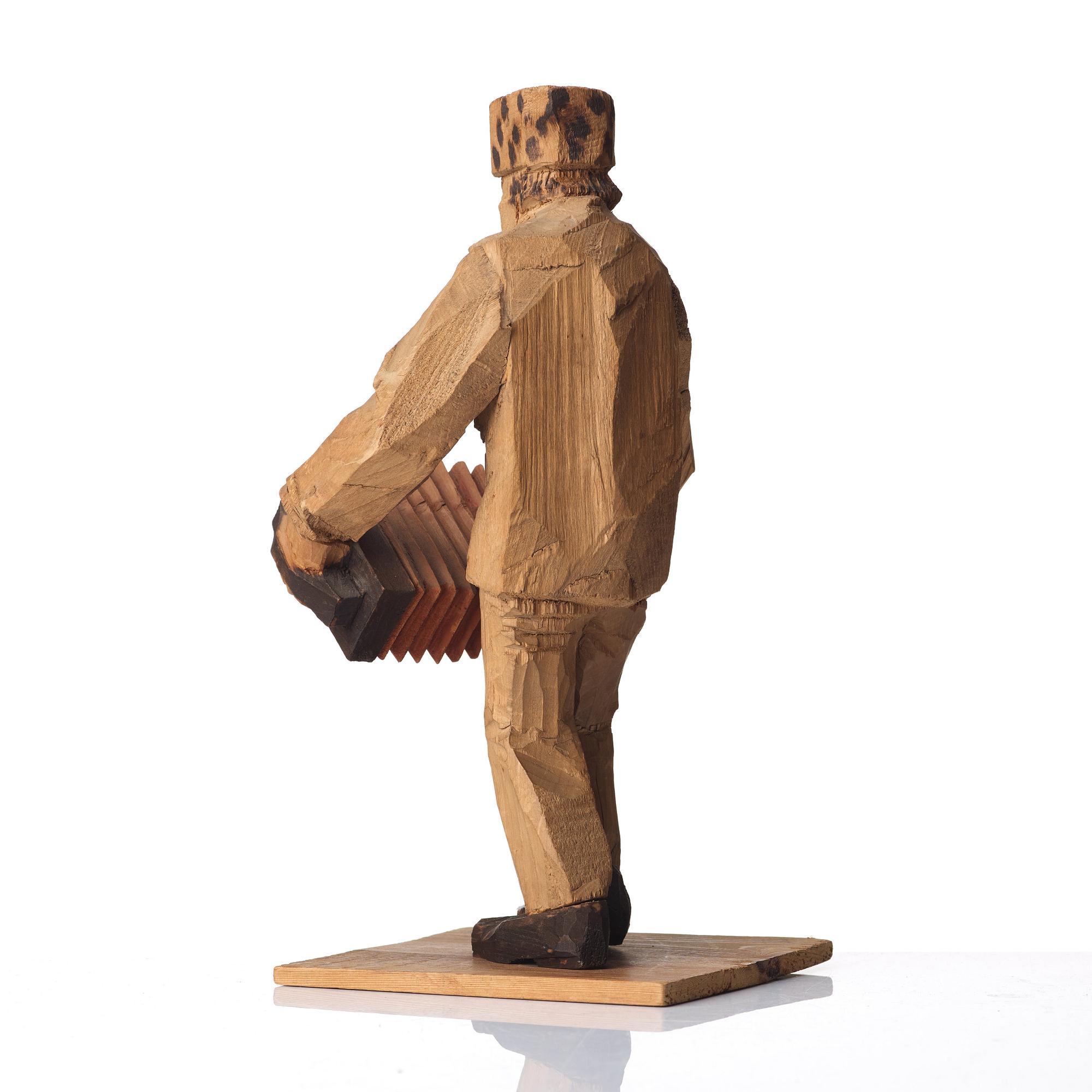 Axel Petersson Döderhultarn, Standing accordionist.