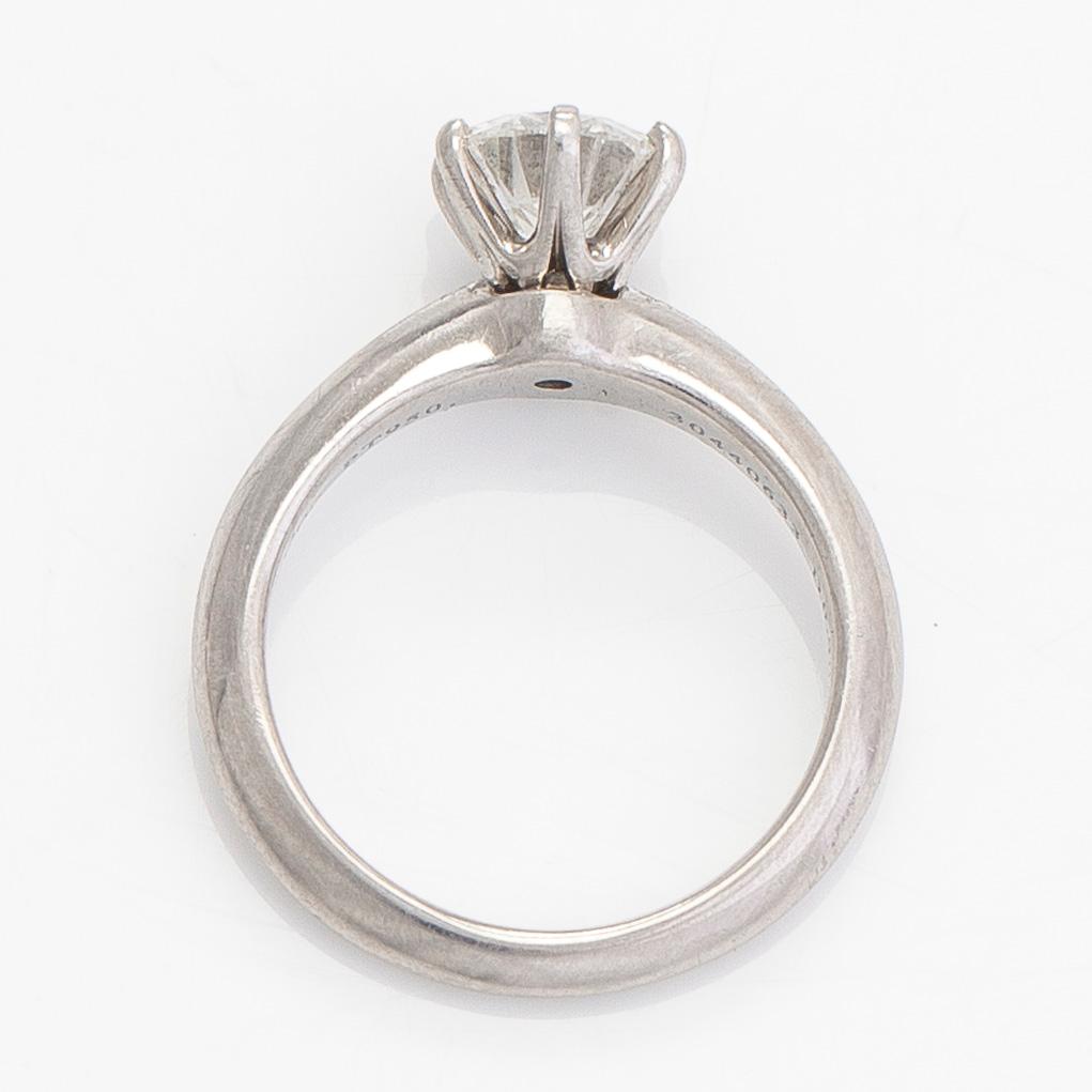 Tiffany & Co, sormus, platinaa, briljanttihiottu timantti noin 0.90 ct kaiverruksen mukaan.