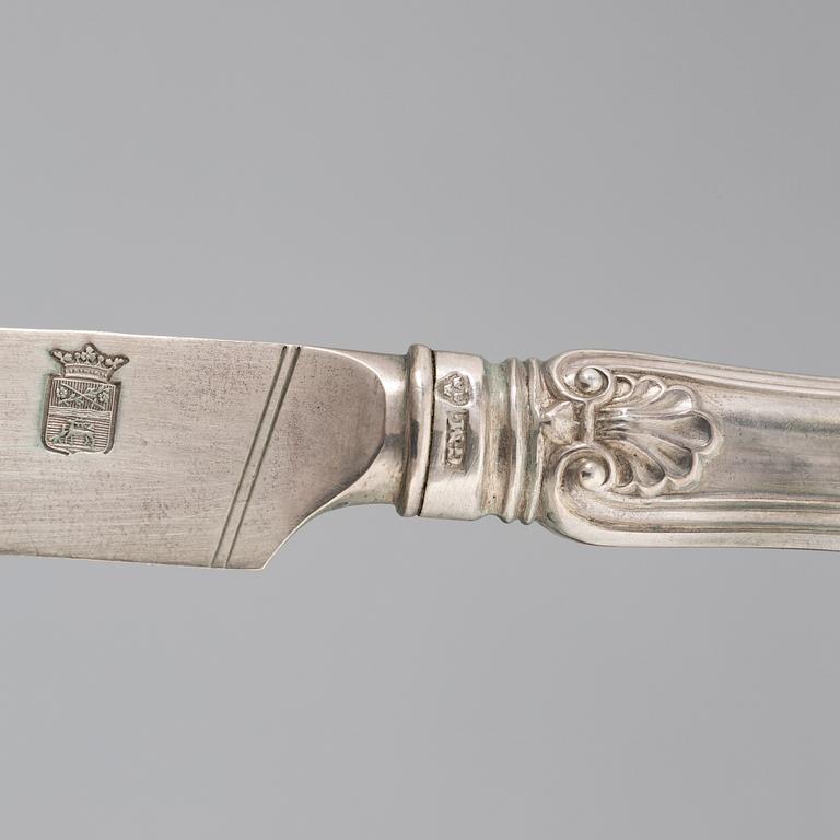 Gustaf Möllenborg, fruktknivar, 12 st, silver, Stockholm 1848, med Sandströmers vapen.