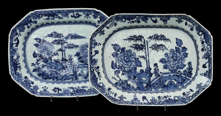 STEKFAT, ett par, porslin, Kina, 1700-tal.
