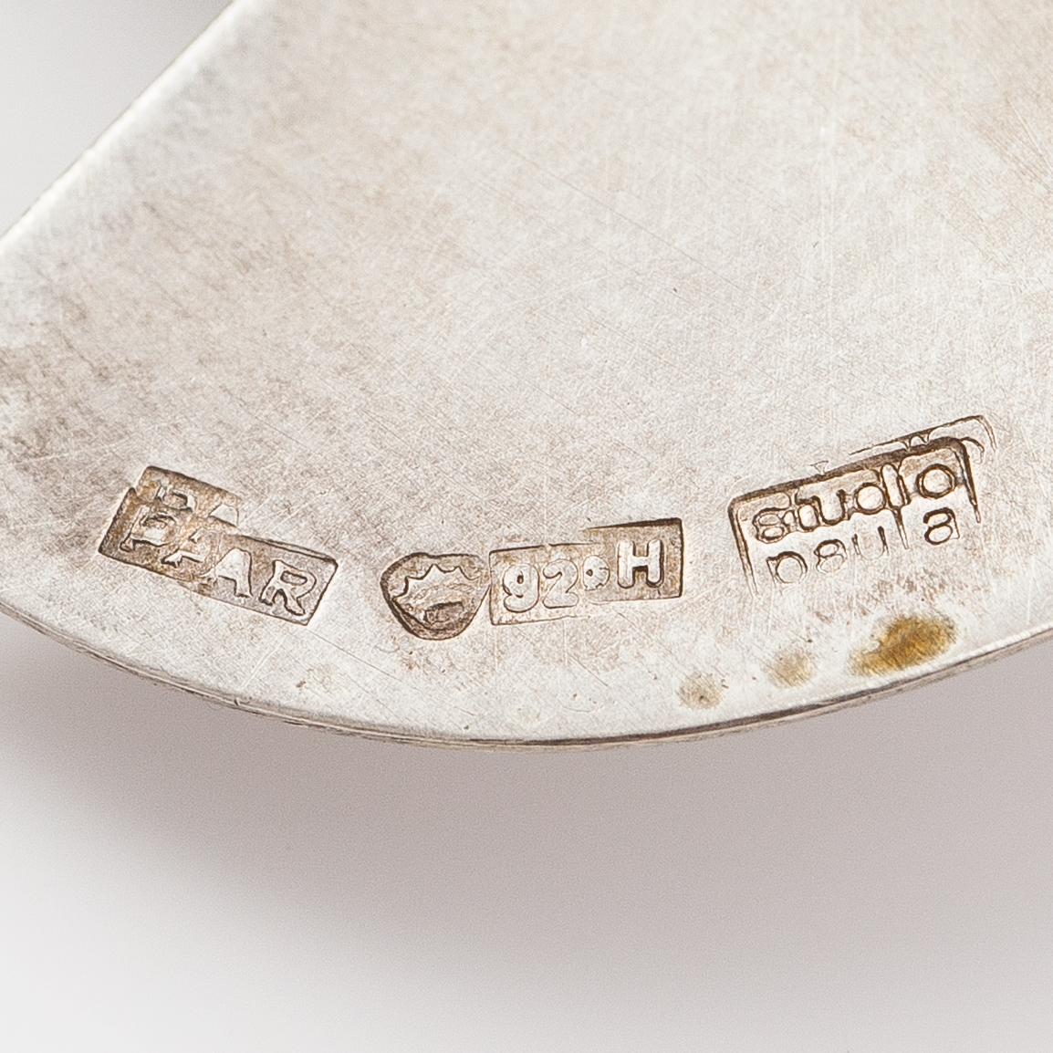 Paula Häiväoja, a sterling silver brooch with a natural stone "kiveen sidottu musta". Pentti Roos/Studio Paula, Helsinki.