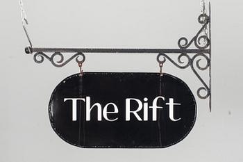 BUTIKSSKYLT, smidesjärn och plåt. 1900-talets andra hälft.