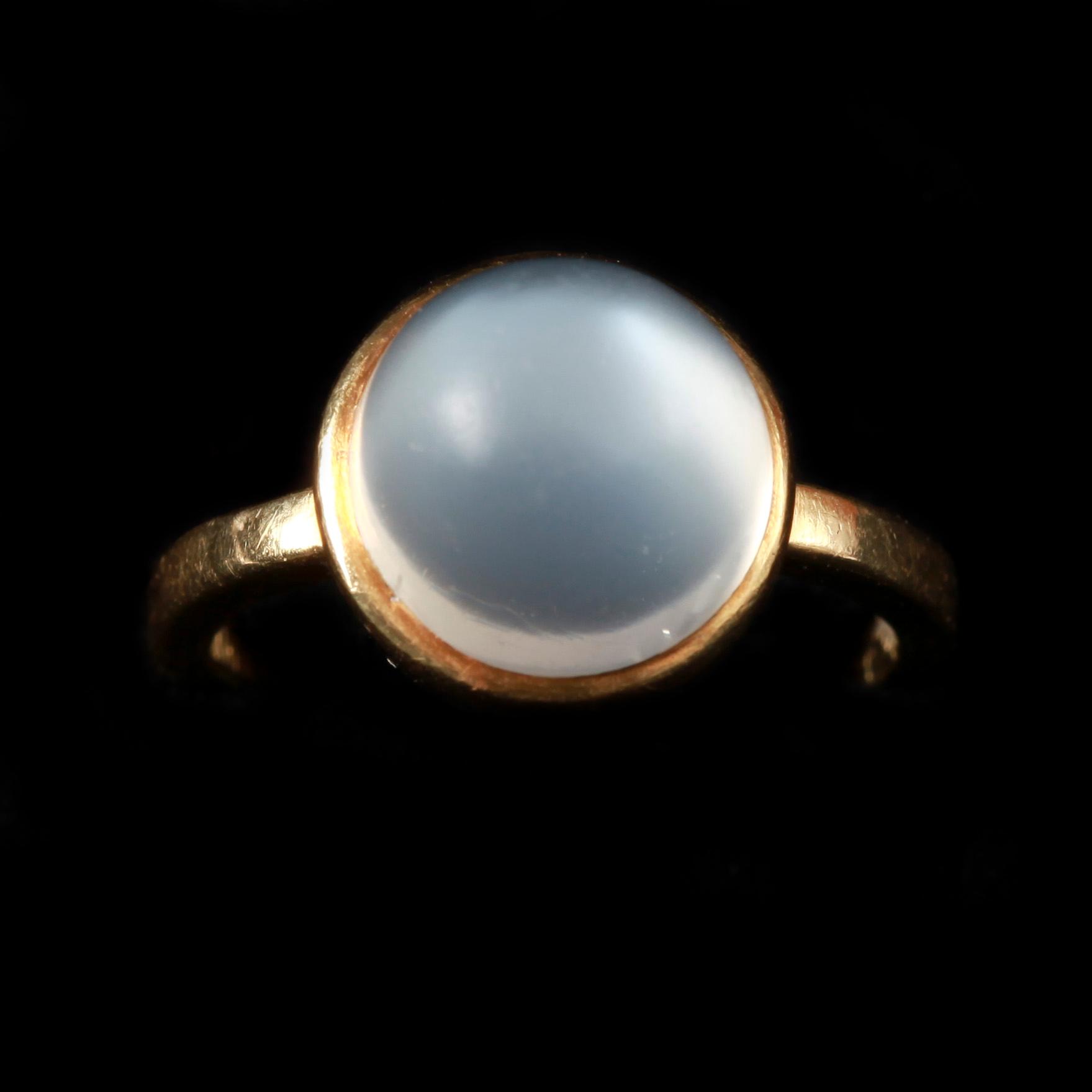 RING, 18k guld med månsten. Wiwen Nilsson, Lund, 1935. Vikt 3,6 g.