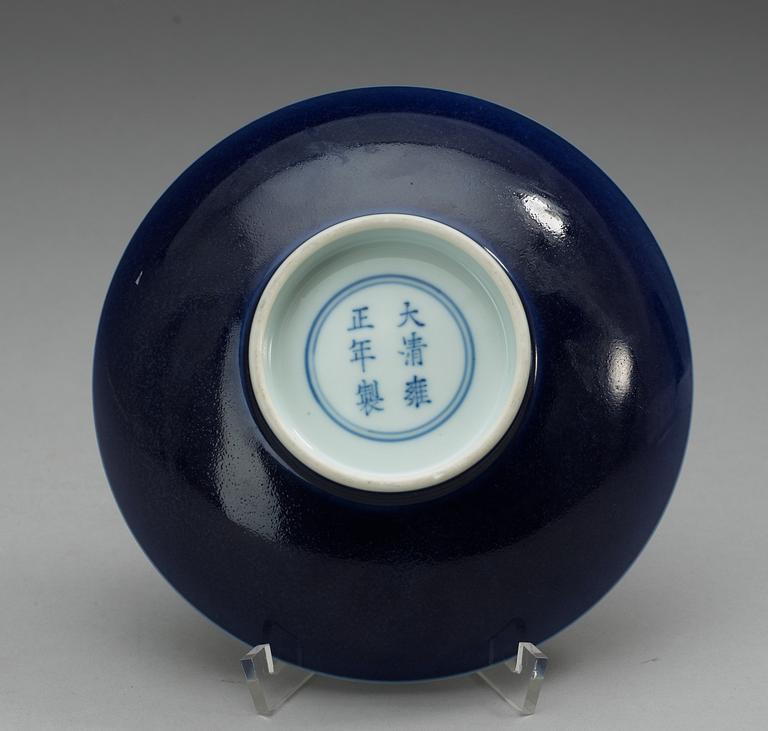 A blue glazed bowl, late Qing dynasty with Yongzhengs six character mark.