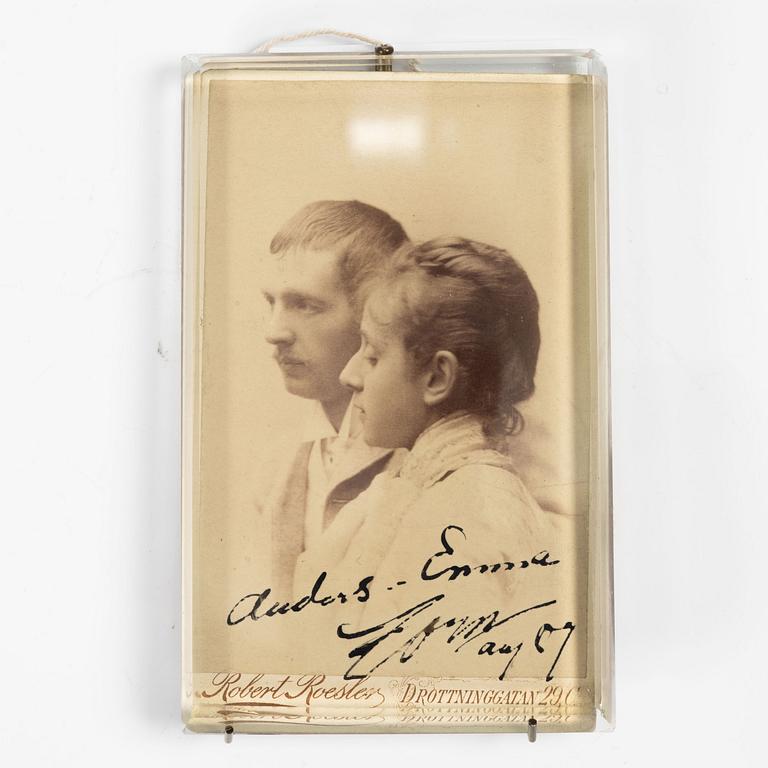 Anders Zorn, Egenhändigt signerat kort, porträttbild, samt signerat fotografi.