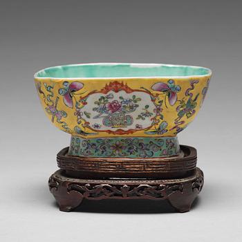 861. A famille rose bowl, Qing dynasty, circa 1900.