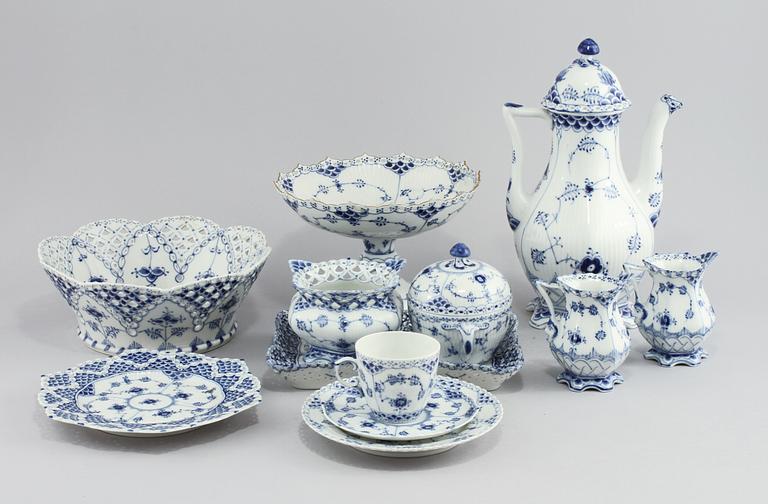 KAFFESERVIS, 33 delar, porslin, "Musselmalet" Royal Copenhagen, Danmark, 1900-talets andra hälft.