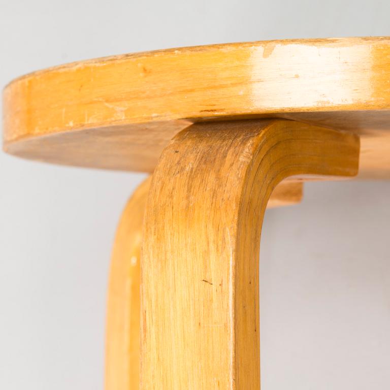 Alvar Aalto, jakkaroita 3 kpl, malli 60, 1900-luvun puoliväli.