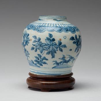 A blue and white jar, Ming dynasty, Wanli (1572-1620).