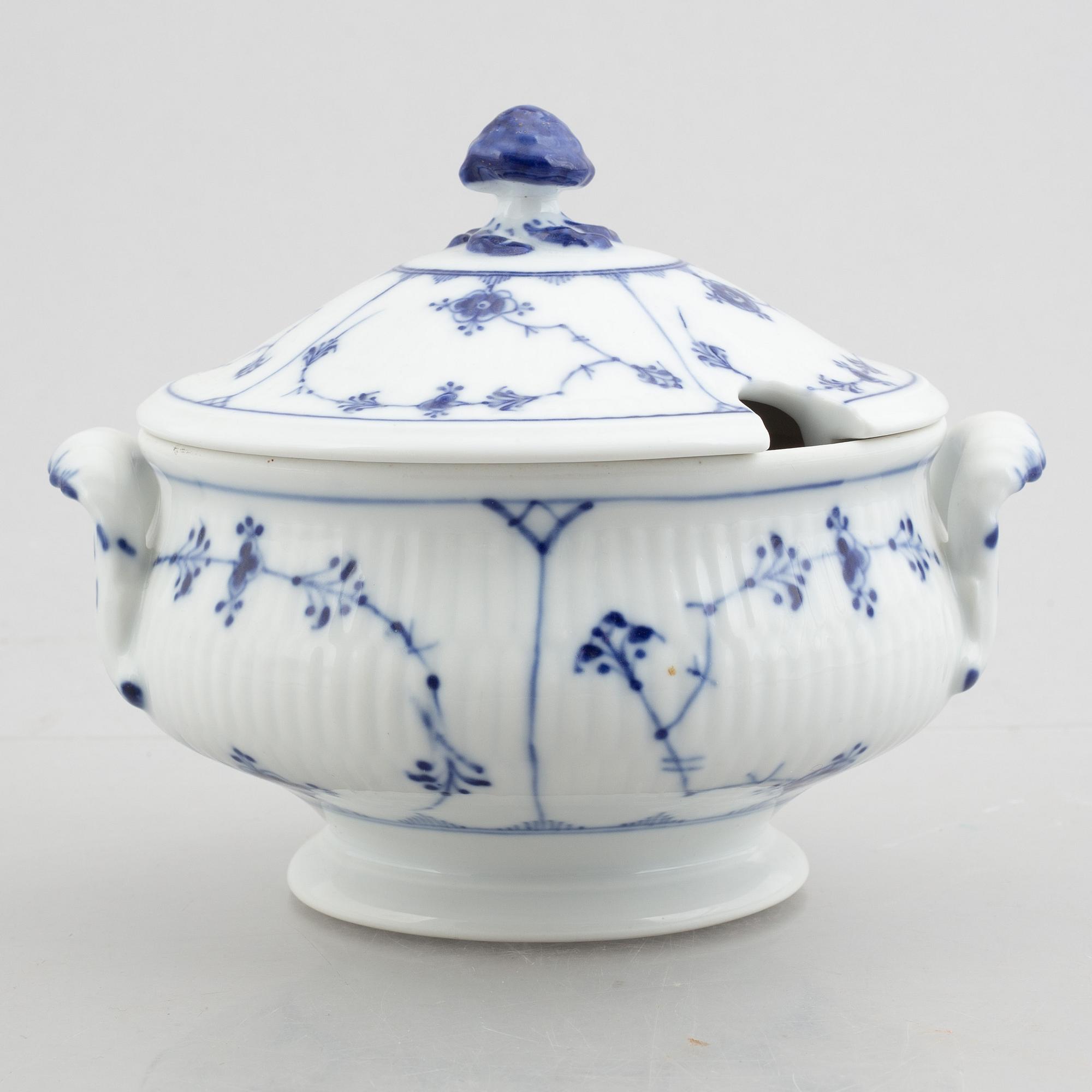 Three salt and pepper shakers, a sauce boat and a sauce tureen, "Blue Fluted"/"Musselmalet", Royal Copenhagen.