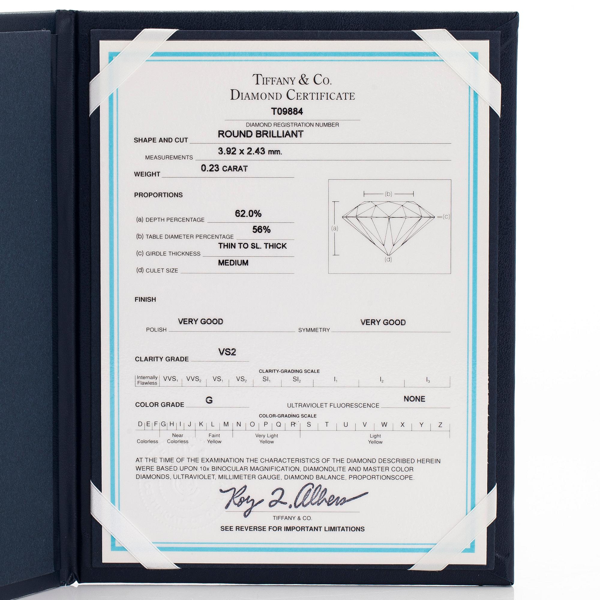 Tiffany & Co, sormus, platinaa, briljanttihiottu timantti n. 0.23 ct kaiverruksen mukaan. Sertifikaatilla.