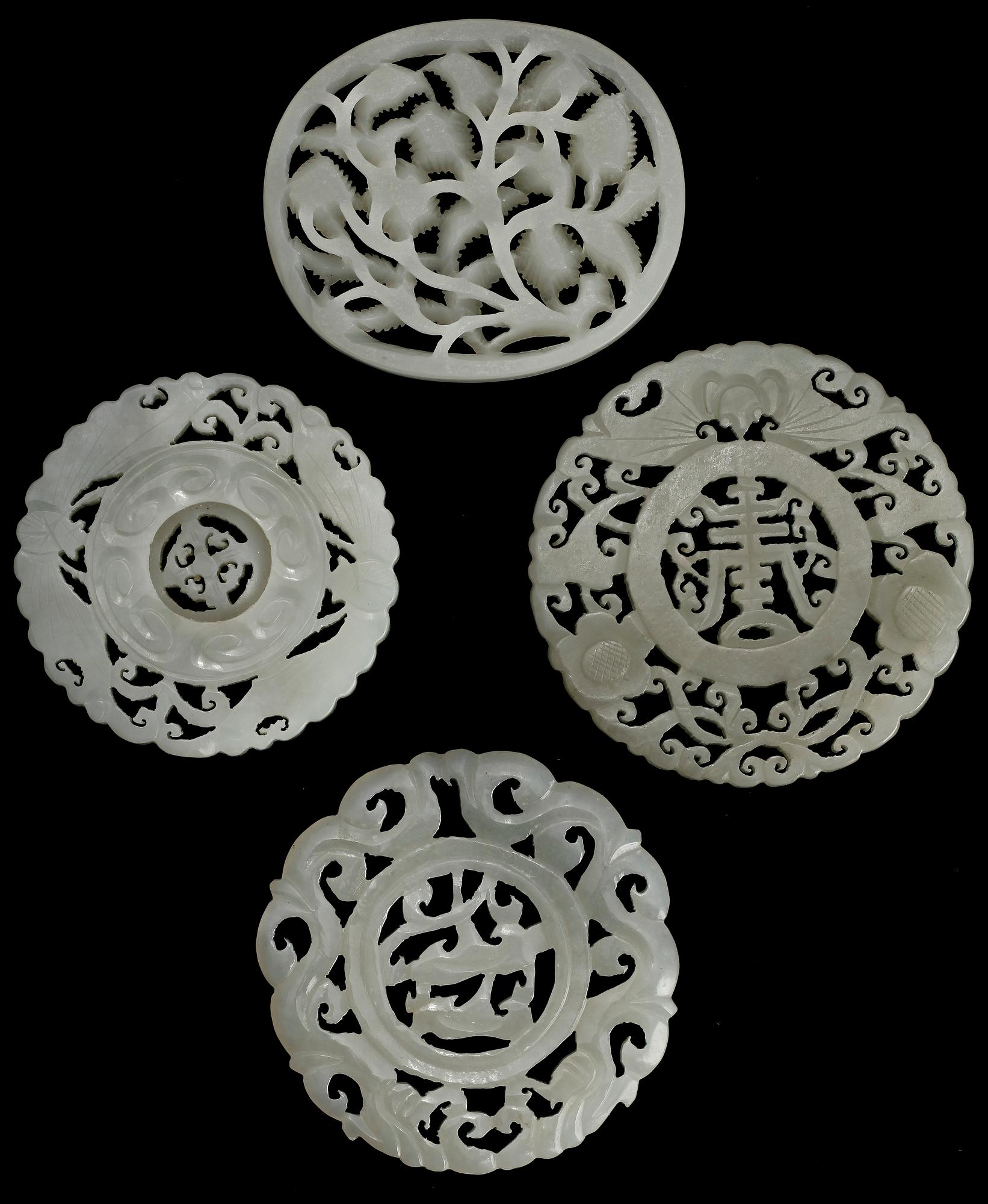 AMULETTER, 4 st, nefrit. Kina 1900-tal.