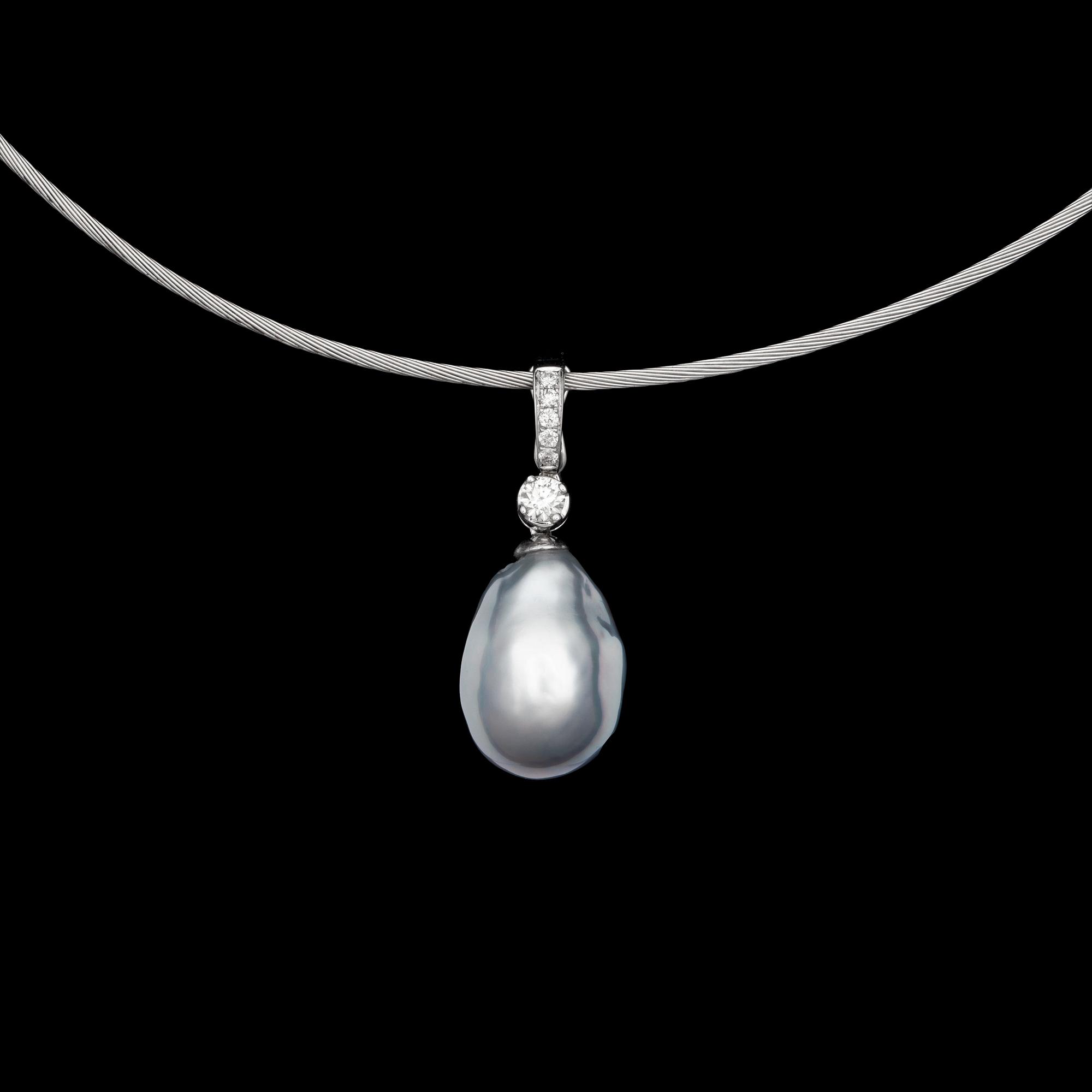 HÄNGESMYCKE, odlad ljust grå South sea pärla, 13.5 x 20 mm, samt briljantslipade diamanter tot. 0.50 ct.