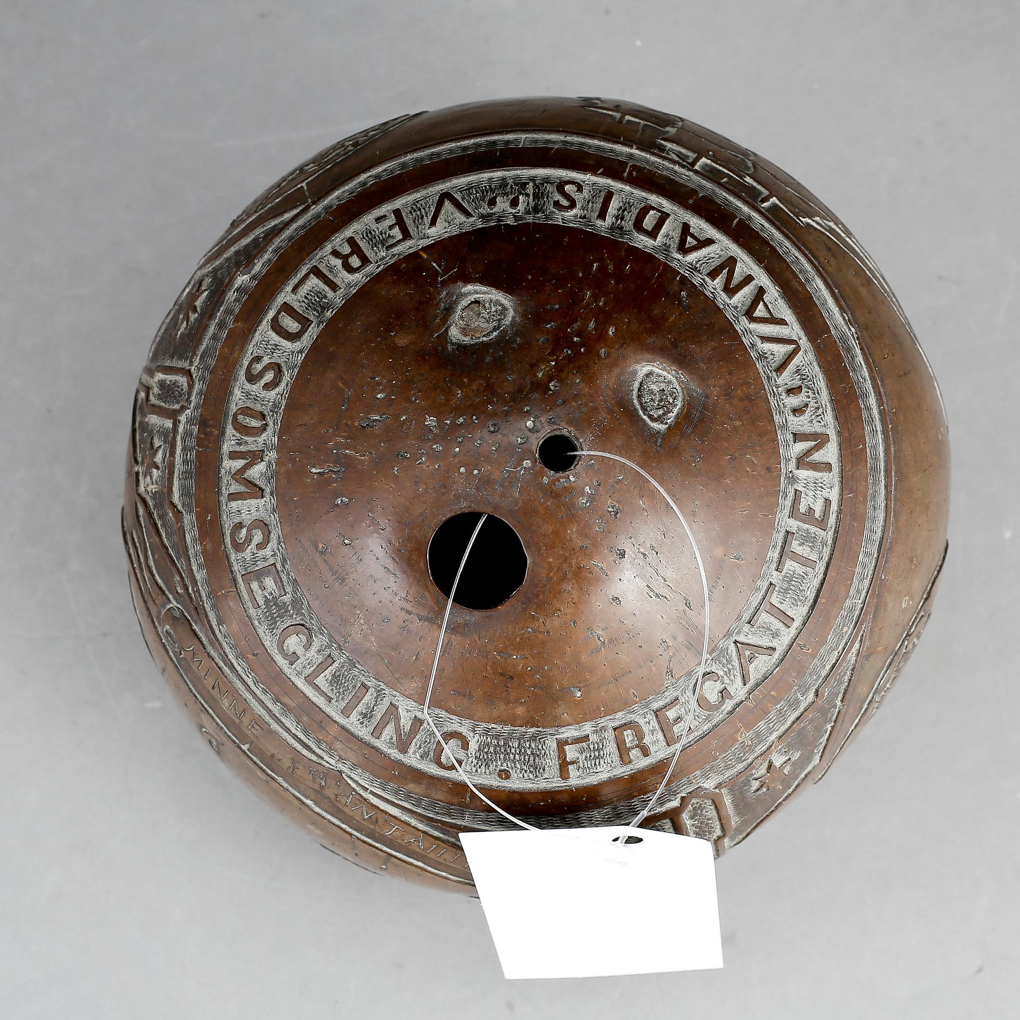 SJÖMANSARBETE, kokosnöt, utförd med anledning av Fregatten Vanadis världsomsegling 1887-88.