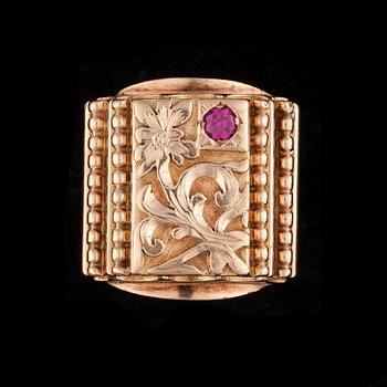 RING, 18K guld, syntetisk rubin. Vikt ca 19,0 g.