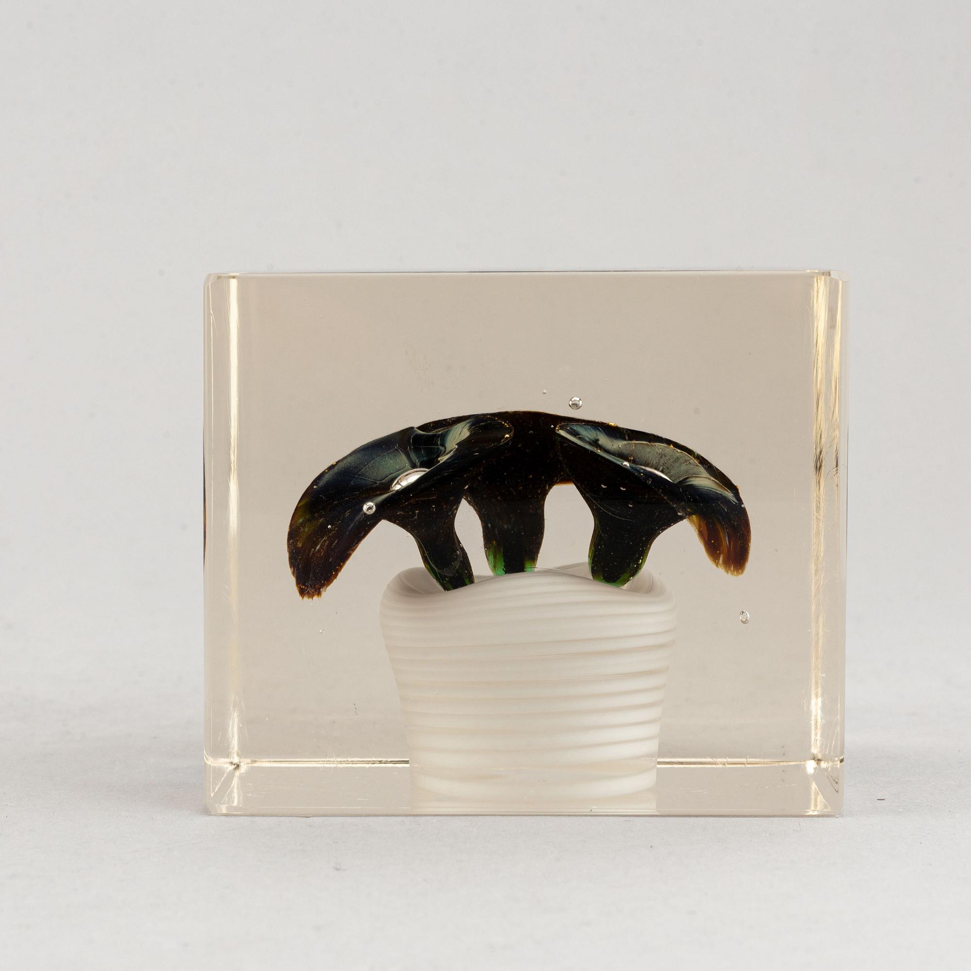 Oiva Toikka, a glass cube, Nuutajärvi Notsjö, 1978, numbered 480/2000.