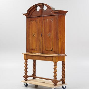 Skåp, delvis 1700-tal.
