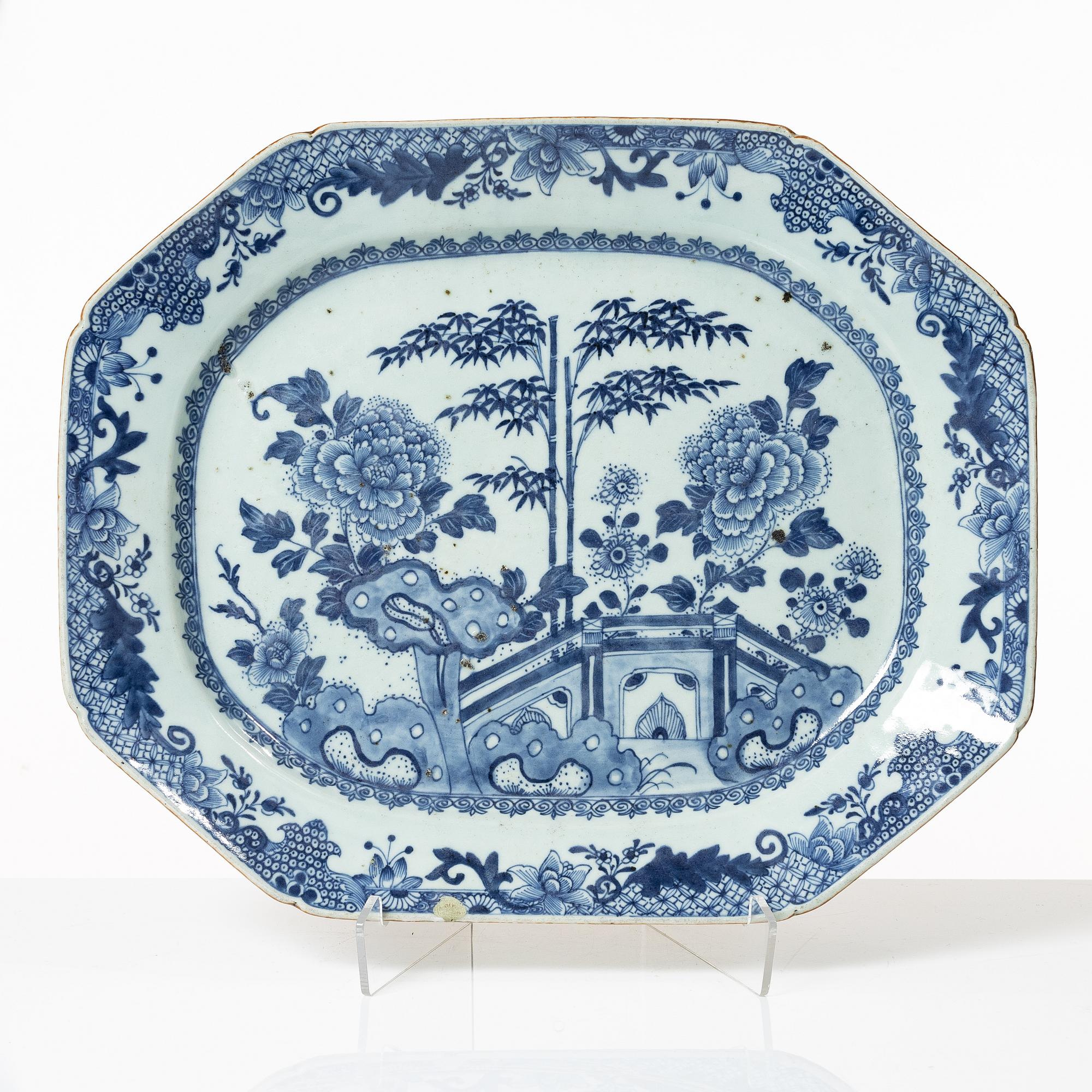 A porcelain dish, China, Qing dynasty, Qianlong 1736-95.