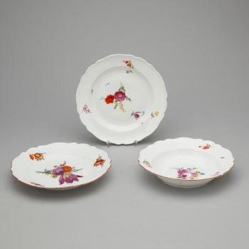 TALLRIKAR, 3 st porslin, Meissen, Marcolin respektive punkt period (1763-1814).
