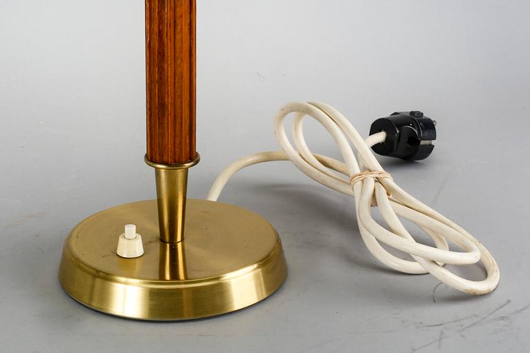 A mid 1900s table lamp.