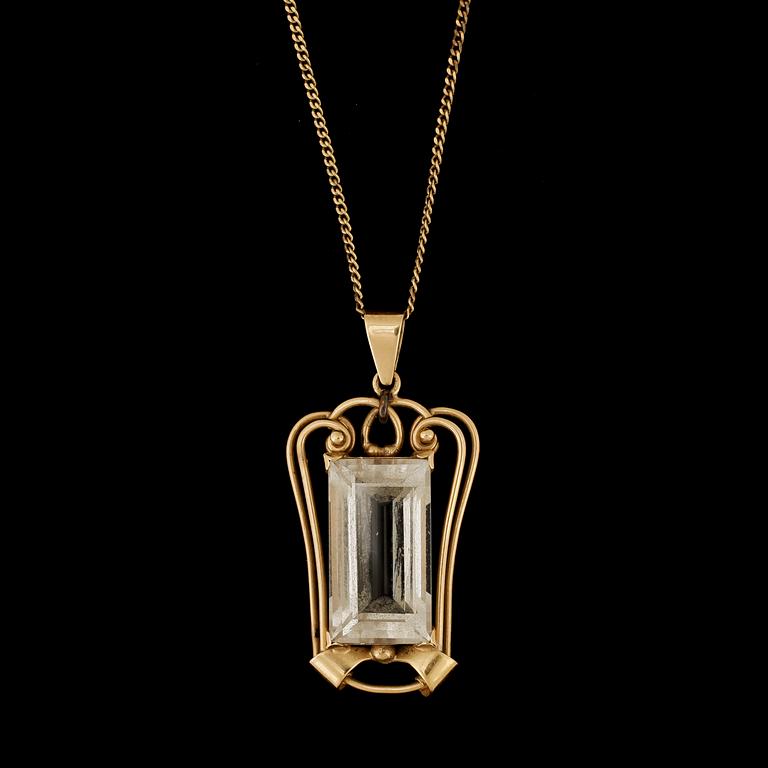 HÄNGE, 18k guld med fasettslipad bergkristall, Guldvaruhuset, Stockholm, 1948 samt kedja 18k guld. Total vikt ca 8 g.