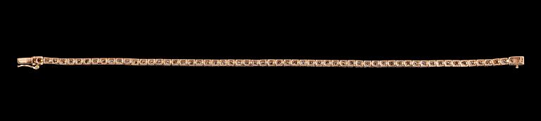 ARMBAND, 18K roséguld, briljantslipade diamanter tot ca 2.17 ct. Vikt ca 7 g.