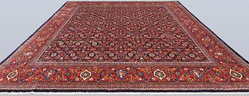 A Sarouk carpet, c. 406 x 302 cm.