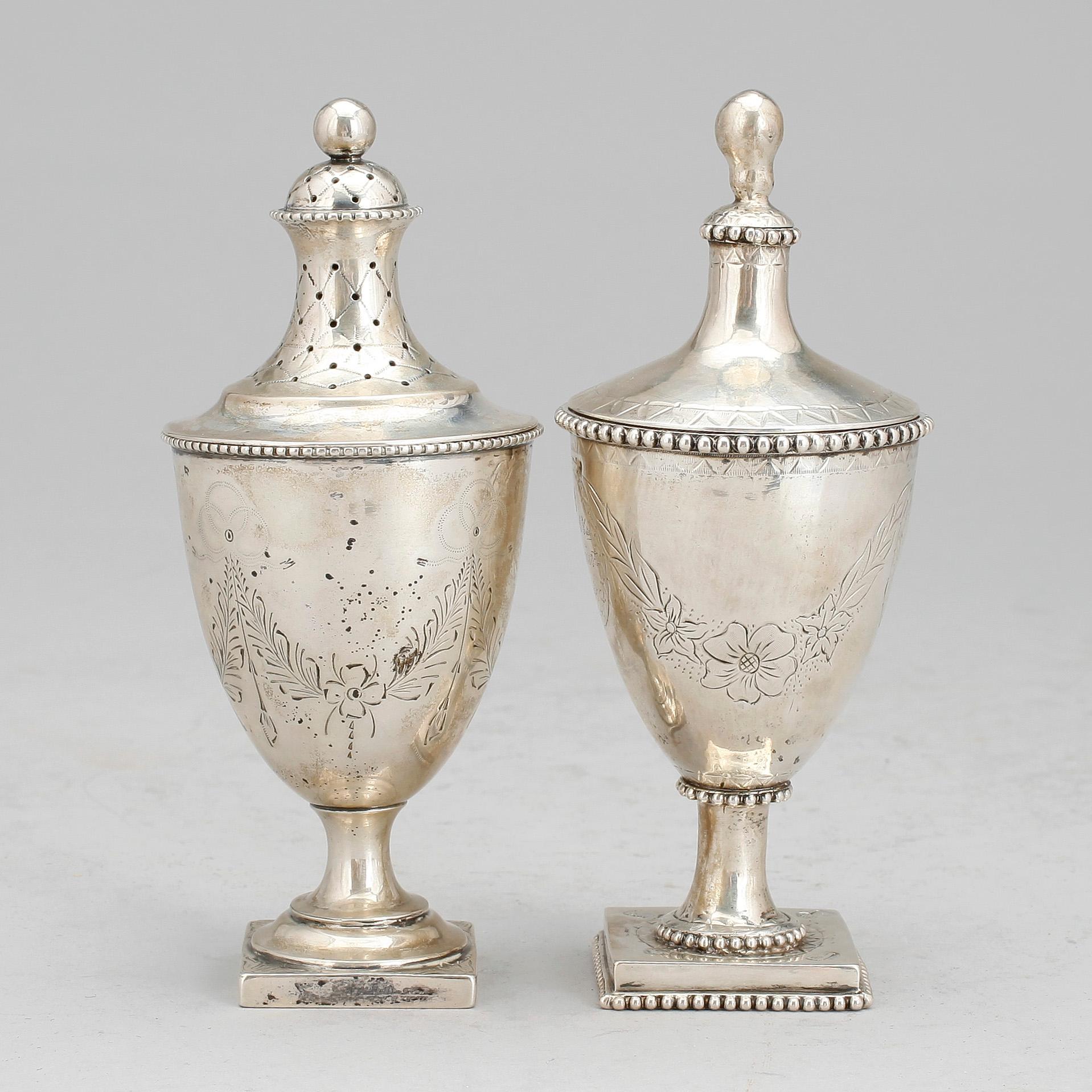 DOFTURNOR med lock, silver, 2 st, gustaviansk och gustaviansk stil,  Bergen 1795, resp. 1896. Tot vikt 190 gram.