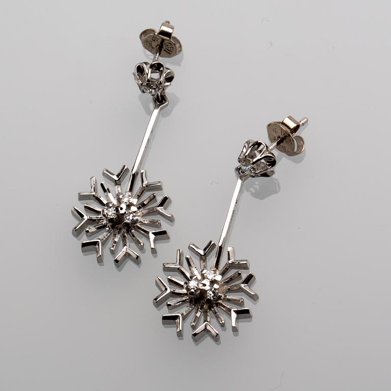 ÖRHÄNGEN, 18 K vitguld med åttkantslipade samt briljantslipade diamanter, ca 0.25 ct. Vikt ca 7 g.