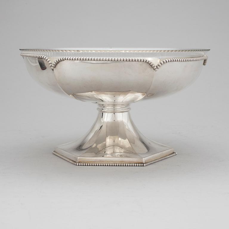 SKÅL, silver med glasinsats, CG Hallberg, Stockholm, 1917. Vikt 641 g (exkl. glasinsats).