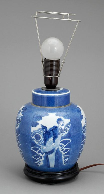 BORDSLAMPA, porslin, Kina, 1900-tal.