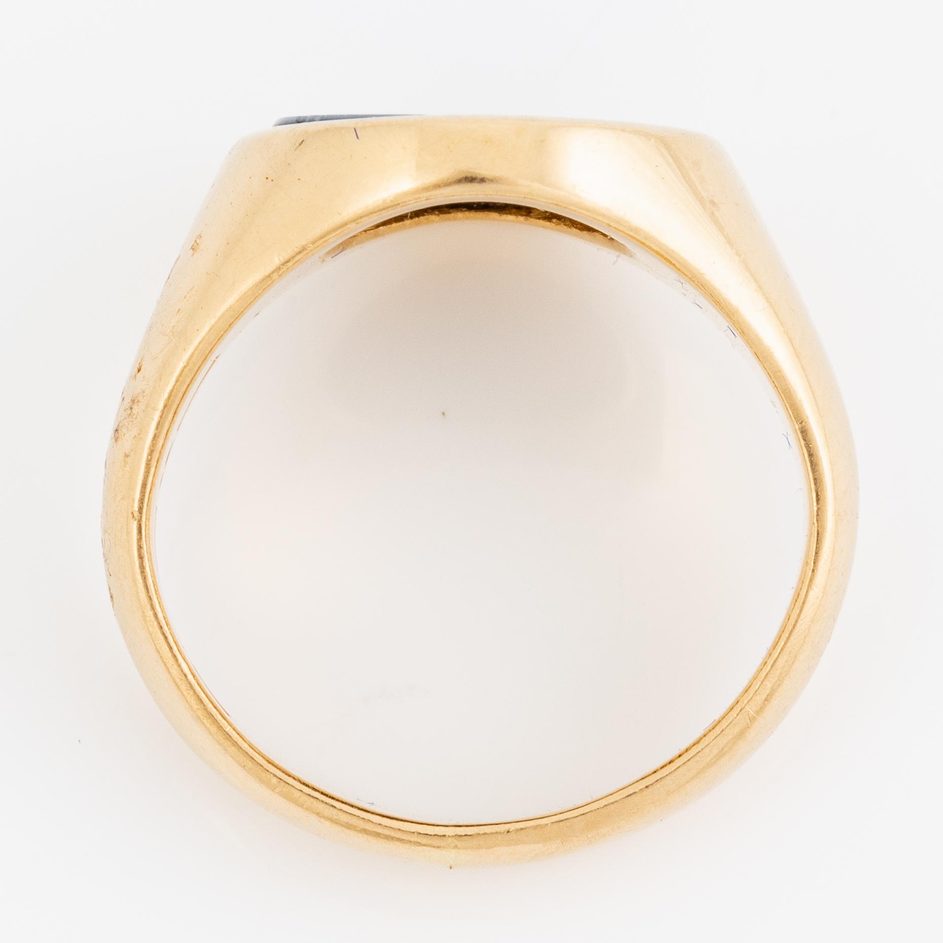Signet ring 18K gold with agate.