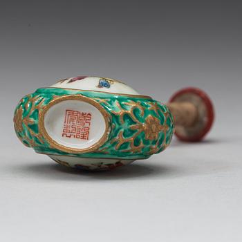 An enamelled snuff bottle with stopper, 20th Century with Qianlong mark in red.