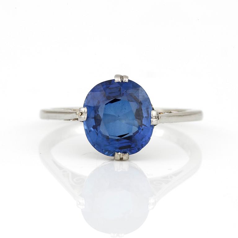 RING, 18K vitguld med syntetisk safir ca 3.39 ct. Total vikt ca 3,30 gram.