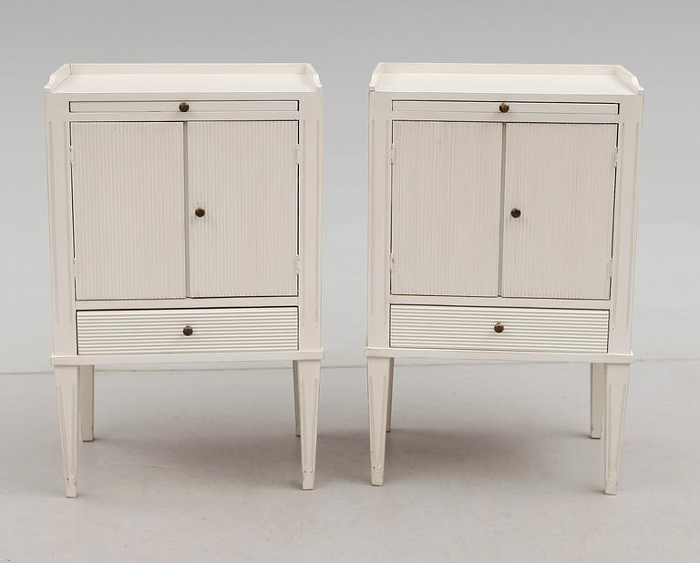 SÄNGBORD, 1 par, gustaviansk stil, 1900-talets andra hälft.