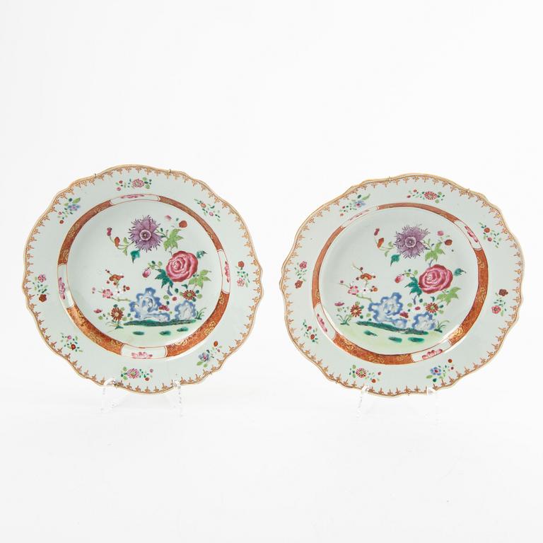 Tallrikar, tre stycken (2+1), porslin. Kina, Qingdynastin, 1700-tal.