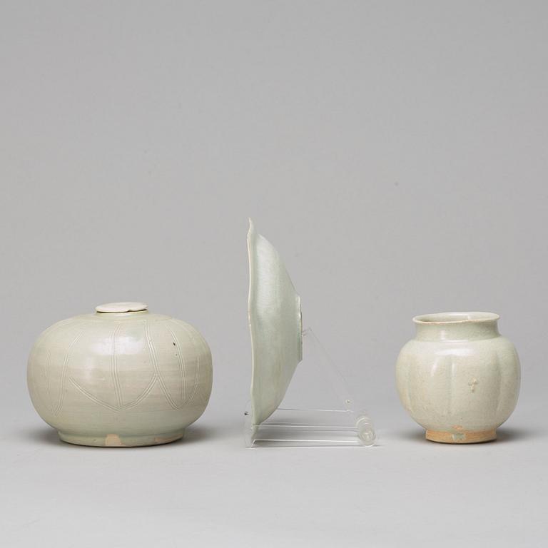 KRUKA med LOCK, URNA samt FAT, porslin. Sydostasien, Sawankhalok, presumably 1400/1600-tal.