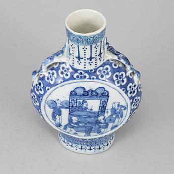 A blue and white moon flask, Qing dynasty, late 19th century.