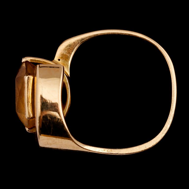 RING, 18 k guld, citrin. Total vikt ca 19 g.