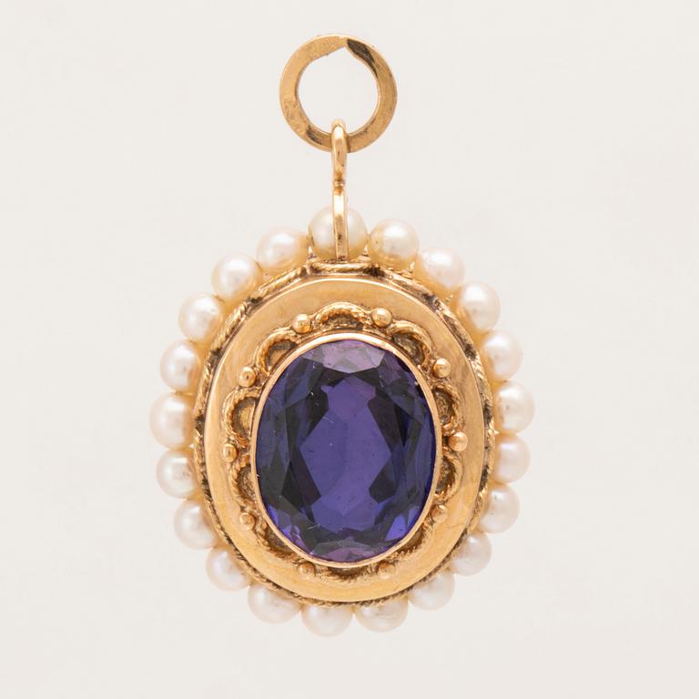 An 18K gold pendant set with synthetic colourchange purple sapphires and cultured pearls.