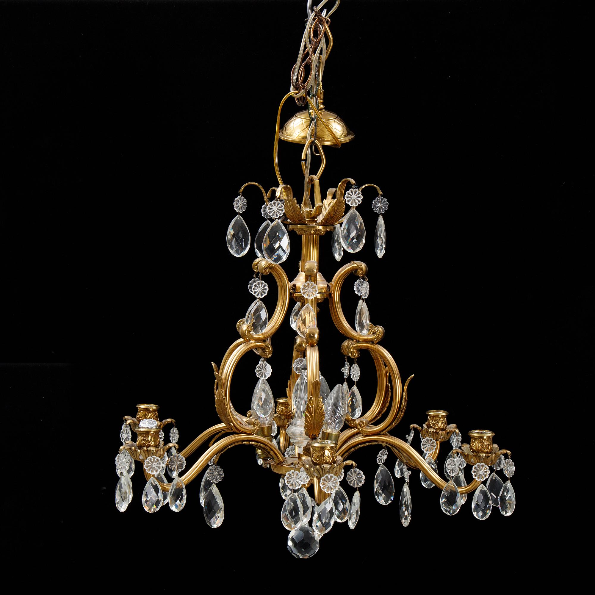 A Rococo style chandelier, erly 20th Century.