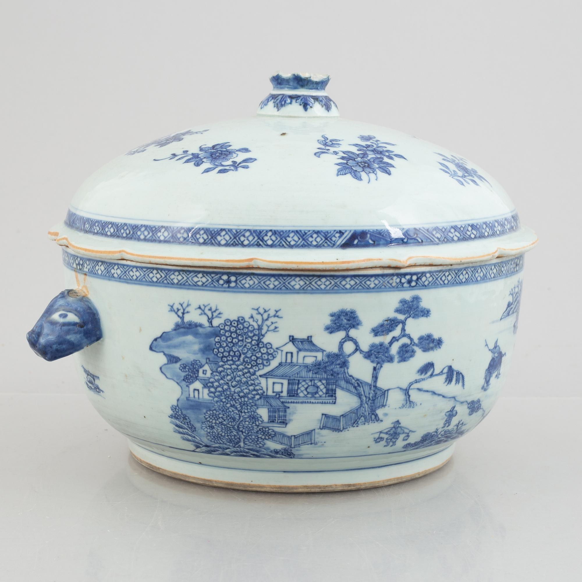 A Chinese export porcelain tureen with cover, Qing dynasty, Qianlong (1736-95).