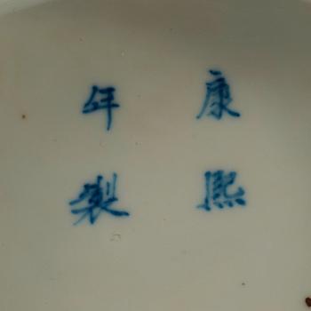 PILGRIMSKRUS, ett par, porslin. Sen Qing dynasti (1644-1912) med Kangxi fyra karaktärers märke.