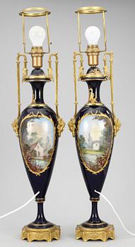 BORDSLAMPOR, ett par, porslin o förg brons. Sèvres-liknande märke. Louis XVI-stil. Målarsign. H.Bituvin.