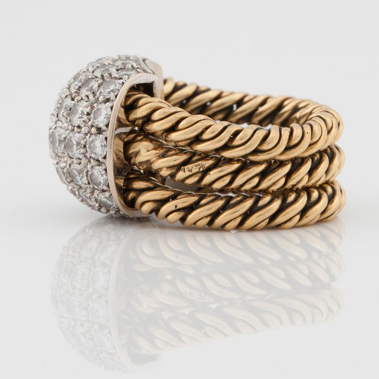 A brilliant cut diamond ring by Pomellato. Total carat weight of diamonds circa 3.00 cts. Moveable rings.